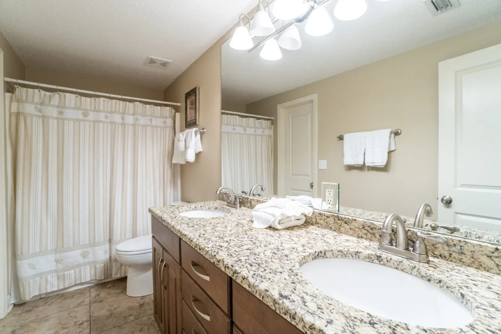 A bathroom with two sinks and a toilet.